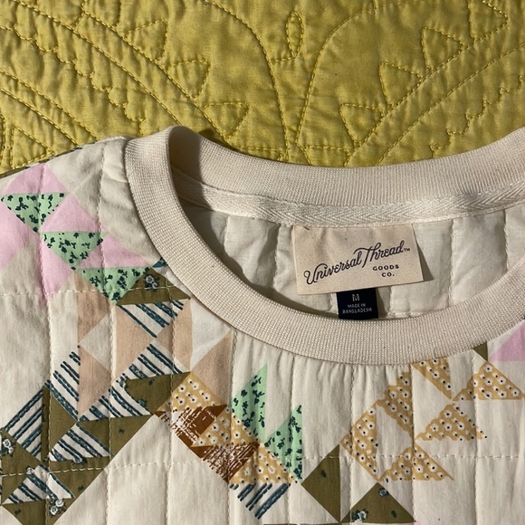 Universal thread quilted look sweatshirt - Picture 3 of 5